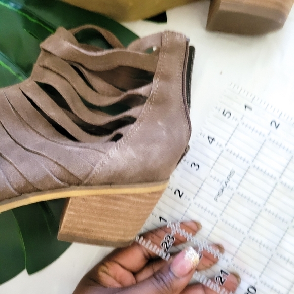 Carlos Santana Vanna cutout booties - Picture 3 of 15